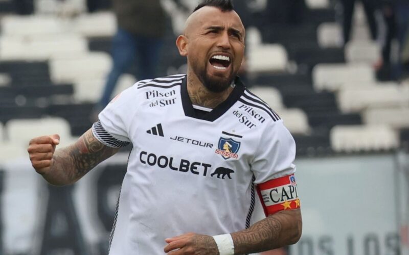 Arturo Vidal durante un partido por Colo-Colo.