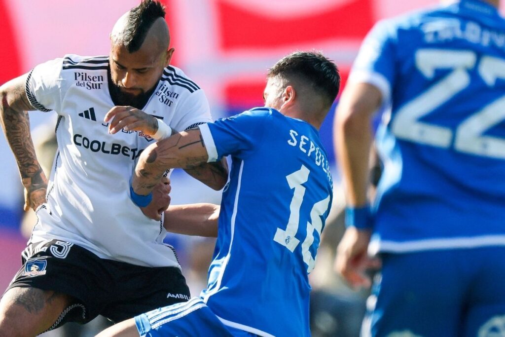 Arturo Vidal durante el duelo ente Colo-Colo y Universidad de Chile.