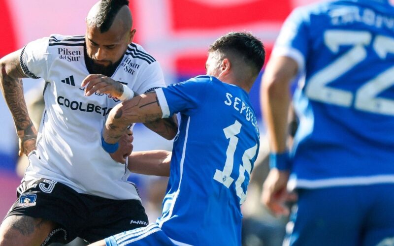 Arturo Vidal durante el duelo ente Colo-Colo y Universidad de Chile.