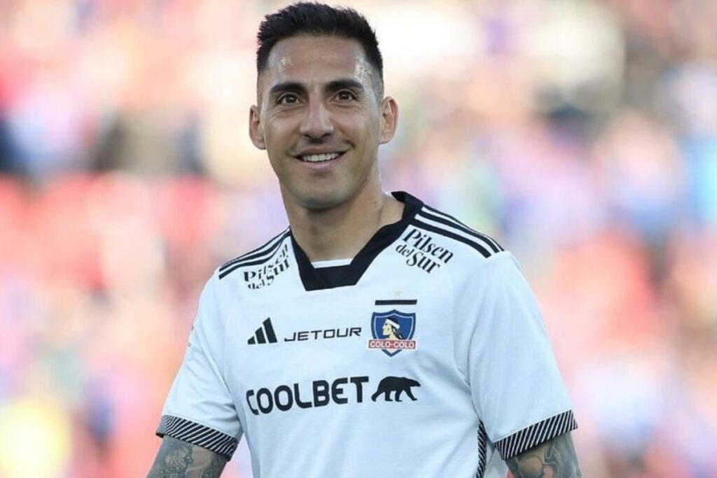 Javier Correa en un partido con Colo-Colo.