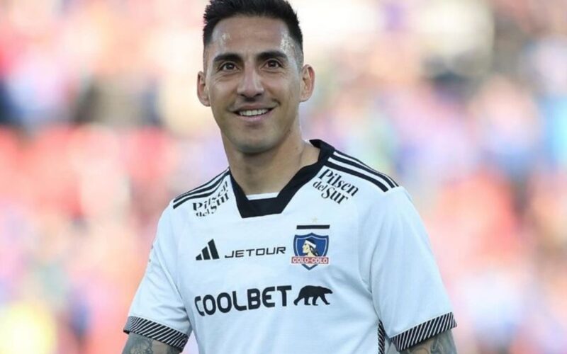 Javier Correa en un partido con Colo-Colo.