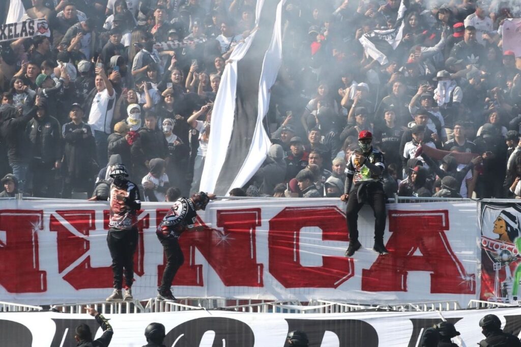 Hinchas de Colo-Colo durante el Arengazo previo al Superclásico.