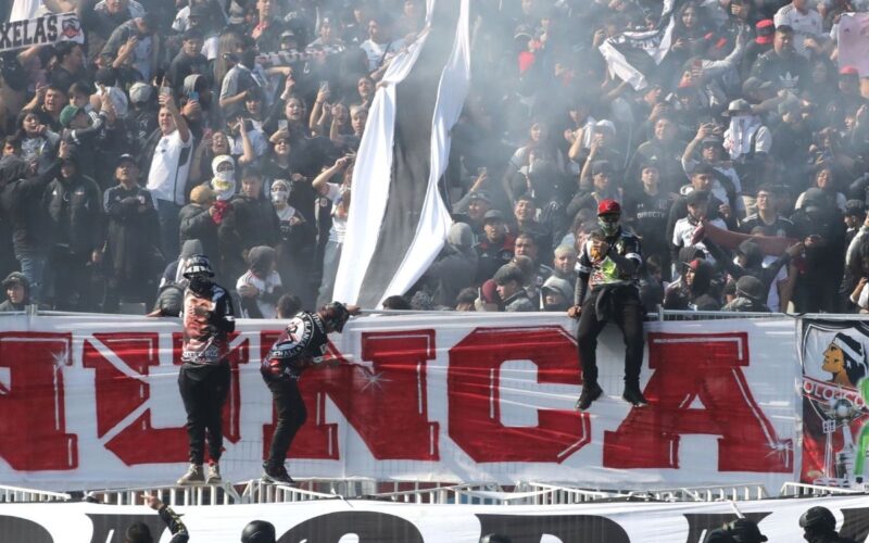 Hinchas de Colo-Colo durante el Arengazo previo al Superclásico.