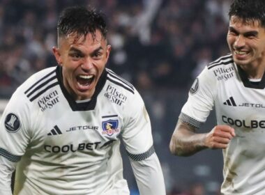 Vicente Pizarro celebra su gol con Colo-Colo por Copa Libertadores.