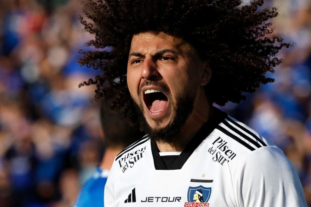 Maximiliano Falcón durante el duelo entre Colo-Colo y Universidad de Chile.