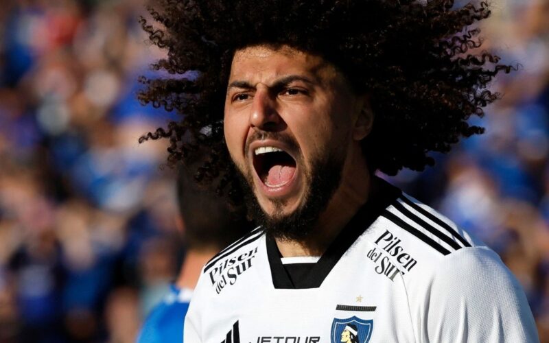 Maximiliano Falcón durante el duelo entre Colo-Colo y Universidad de Chile.