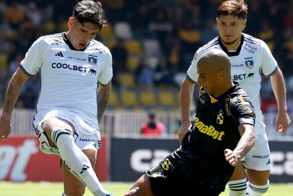 Jugadores de Colo-Colo enfrentando a Coquimbo Unido.