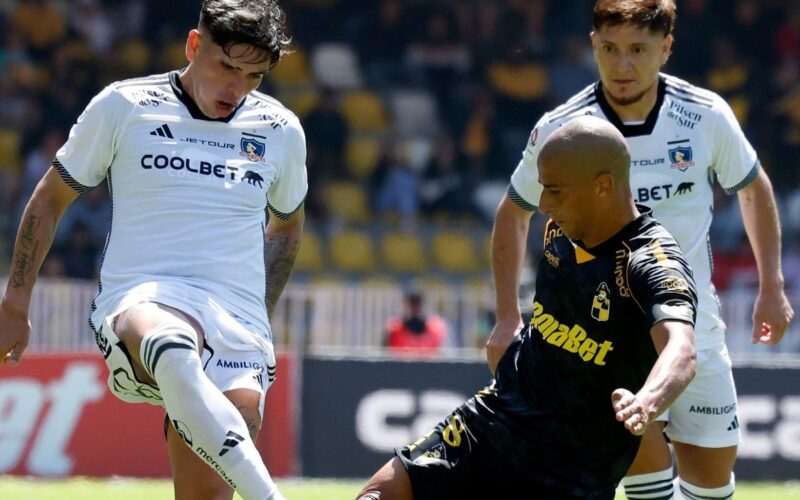 Jugadores de Colo-Colo enfrentando a Coquimbo Unido.