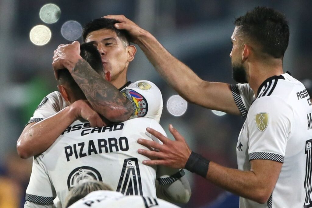 Jugadores de Colo-Colo celebrando el gol de Vicente Pizarro en Copa Libertadores.