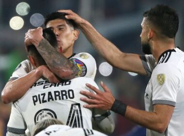 Jugadores de Colo-Colo celebrando el gol de Vicente Pizarro en Copa Libertadores.