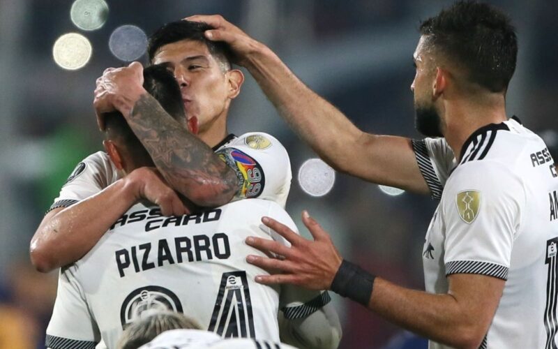 Jugadores de Colo-Colo celebrando el gol de Vicente Pizarro en Copa Libertadores.