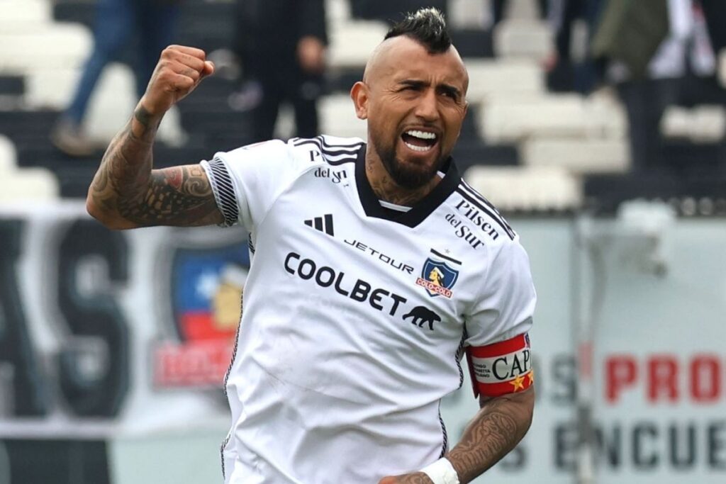 Arturo Vidal en un partido con Colo-Colo