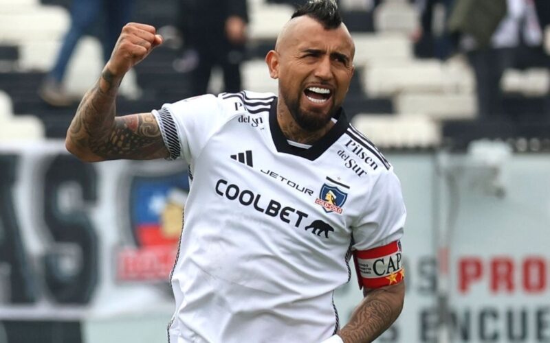 Arturo Vidal en un partido con Colo-Colo