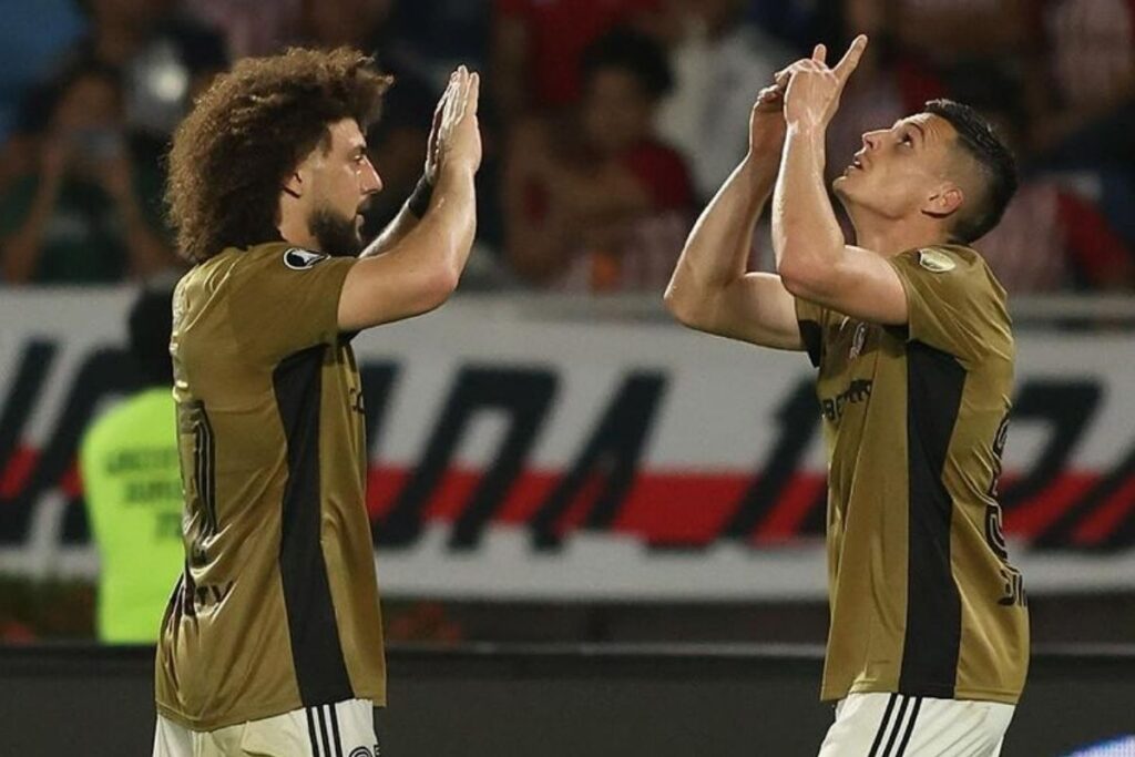 Jugadores de Colo-Colo celebran un gol frente a Junior en Copa Libertadores.