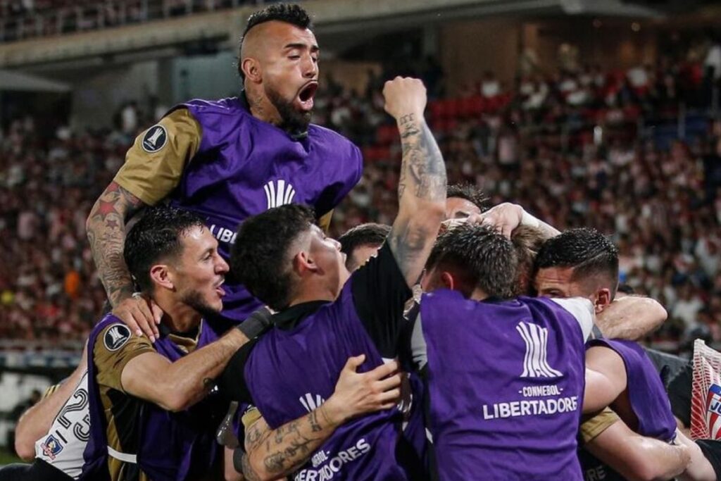 Jugadores de Colo-Colo celebrando la clasificación a cuartos de final de Copa Libertadores.