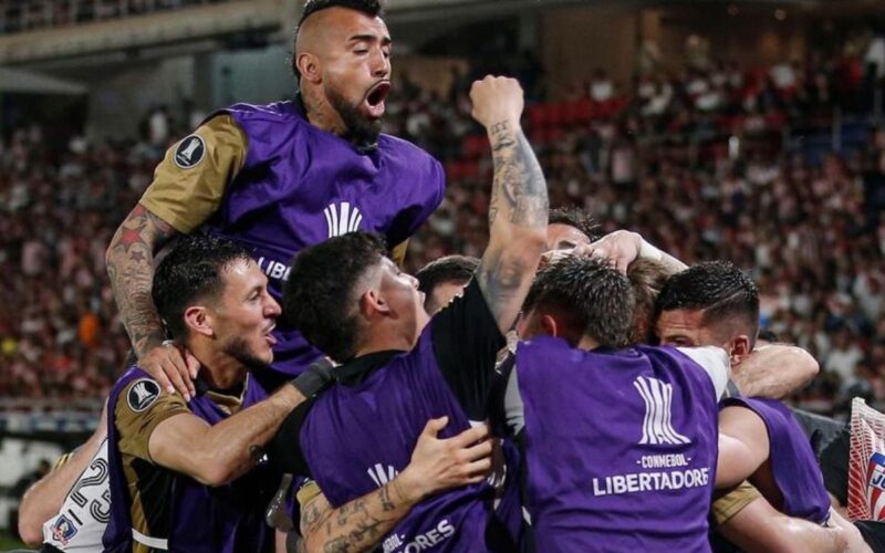 Jugadores de Colo-Colo celebrando la clasificación a cuartos de final de Copa Libertadores.