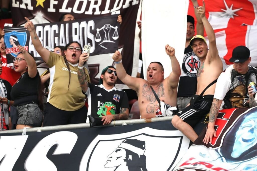 Hinchas de Colo-Colo en el Estadio Metropolitano de Barranquilla