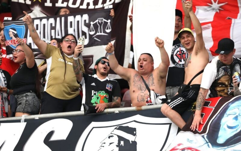 Hinchas de Colo-Colo en el Estadio Metropolitano de Barranquilla