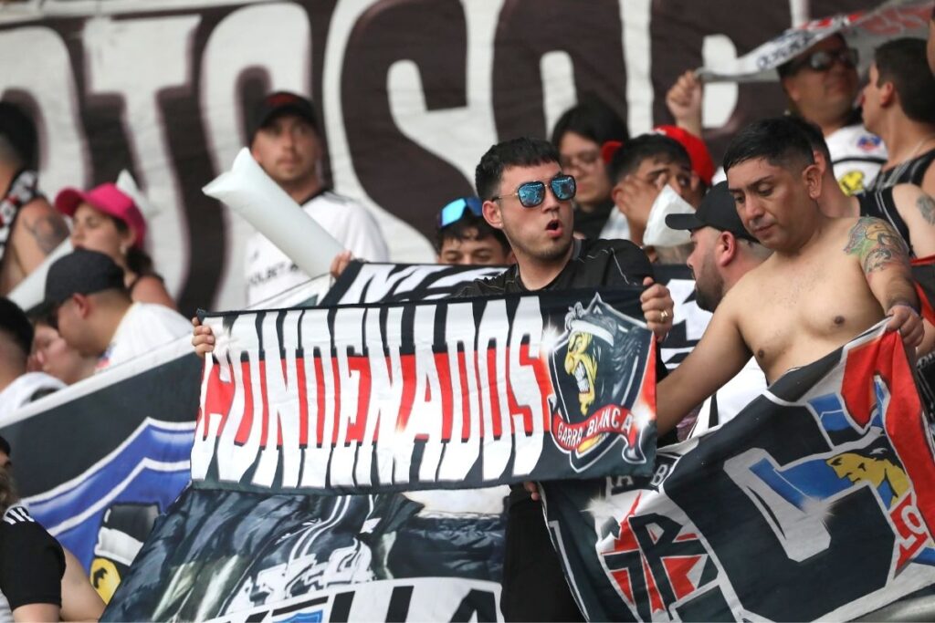 Hinchas de Colo-Colo en el duelo frente a Junior en Barranquilla.