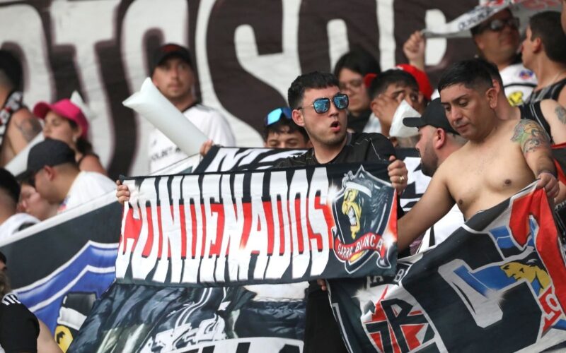 Hinchas de Colo-Colo en el duelo frente a Junior en Barranquilla.