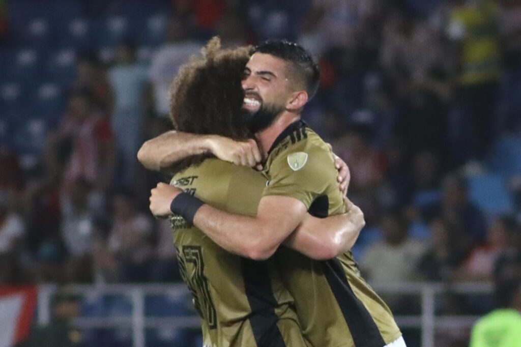 Emiliano Amor y Maximiliano Falcón abrazados celebrando el triunfo de Colo-Colo vs Junior de Barranquilla.