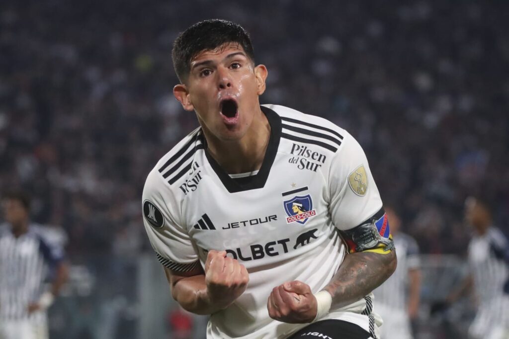 Esteban Pavez celebrando el gol de Vicente Pizarro en el partido ante Junior.