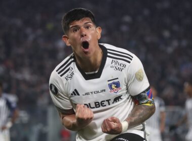 Esteban Pavez celebrando el gol de Vicente Pizarro en el partido ante Junior.