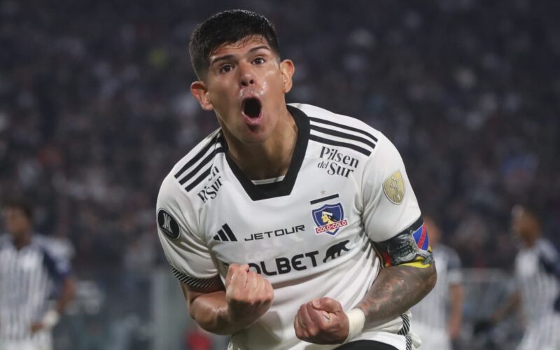 Esteban Pavez celebrando el gol de Vicente Pizarro en el partido ante Junior.