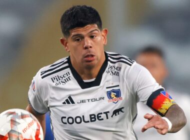 Esteban Pavez con camiseta de Colo-Colo y jineta de capitán.