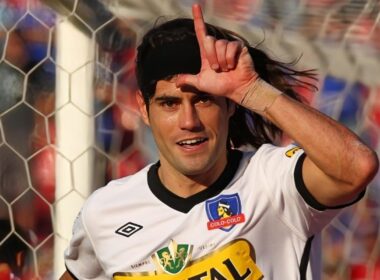 Ezequiel Miralles celebrando un gol en un Superclásico haciendo una letra L con sus dedos a la altura de la frente.