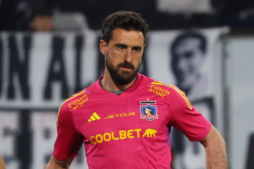 Fernando de Paul con camiseta rosada en el partido de Colo-Colo vs Coquimbo Unido.