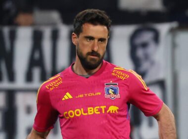 Fernando de Paul con camiseta rosada en el partido de Colo-Colo vs Coquimbo Unido.