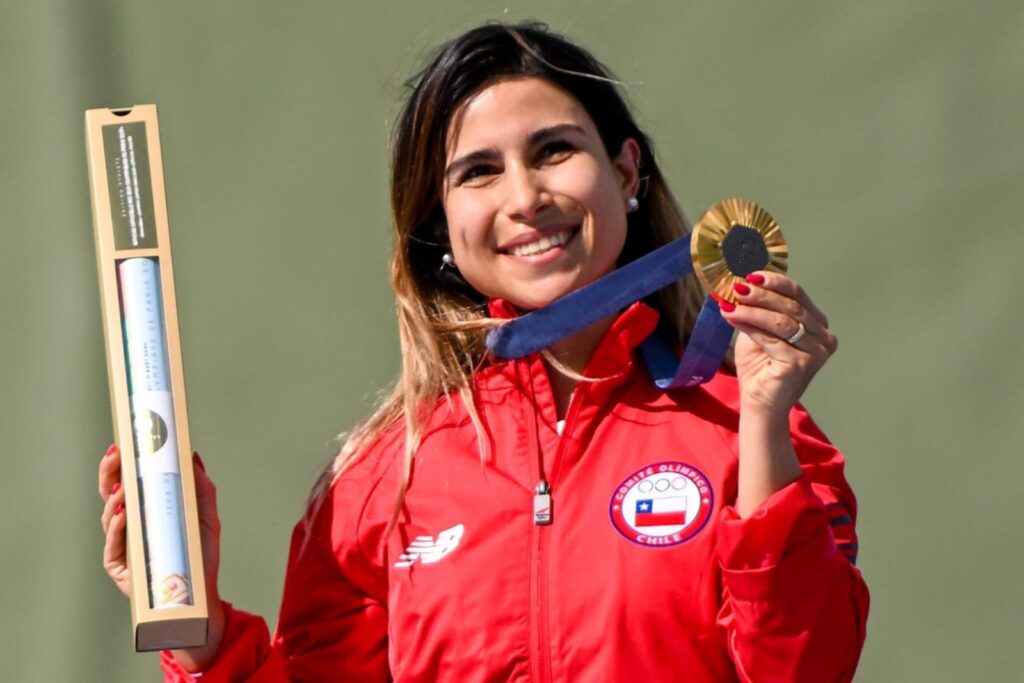 Francisca Crovetto recibiendo la medalla de oro de tiro skeet en los Juegos Olímpicos de París 2024.