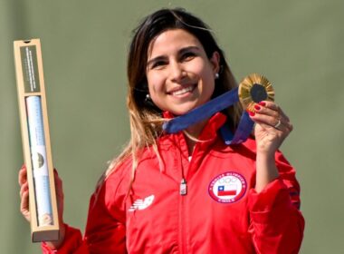 Francisca Crovetto recibiendo la medalla de oro de tiro skeet en los Juegos Olímpicos de París 2024.