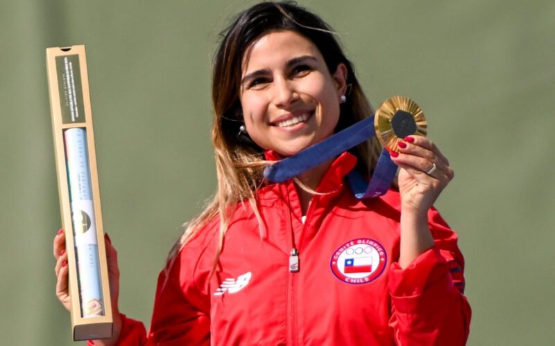 Francisca Crovetto recibiendo la medalla de oro de tiro skeet en los Juegos Olímpicos de París 2024.