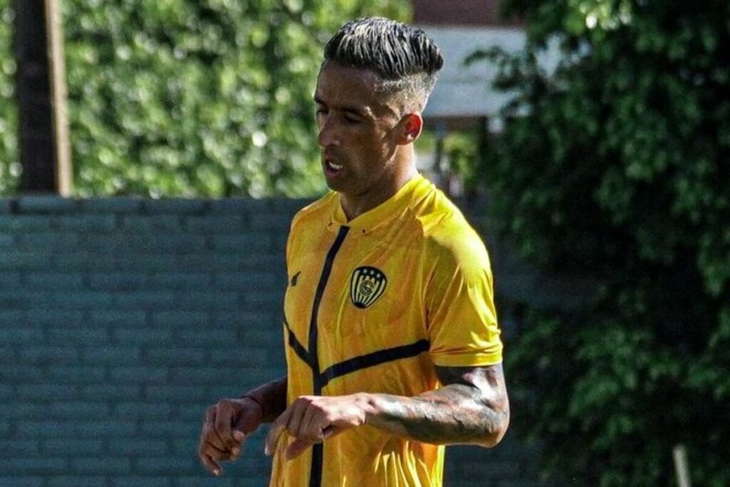 Primer plano de Lucas Barrios con la camiseta de Sportivo Luqueño.