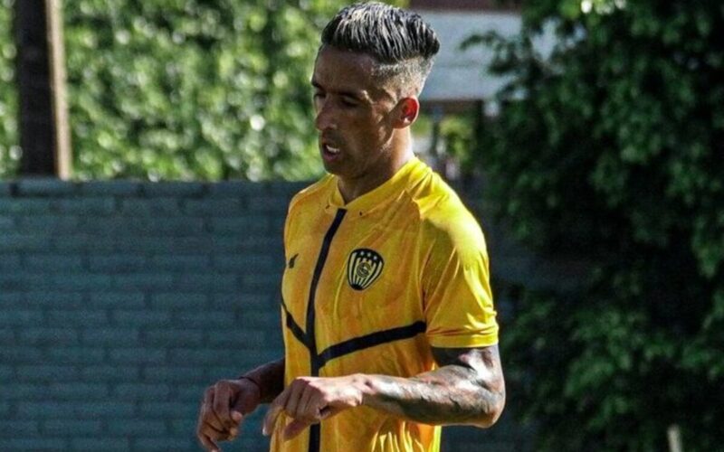 Primer plano de Lucas Barrios con la camiseta de Sportivo Luqueño.