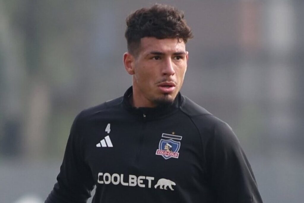 Primer plano de Alan Saldivia con indumentaria de Colo-Colo.