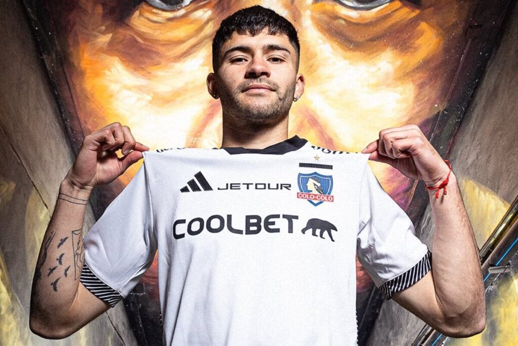 Cristián Riquelme posando con la camiseta de Colo-Colo.