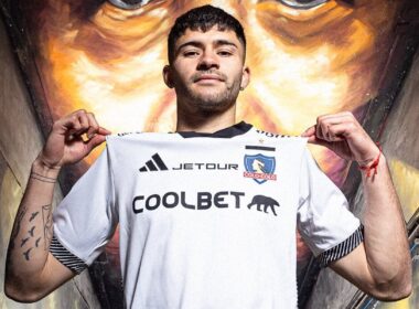 Cristián Riquelme posando con la camiseta de Colo-Colo.