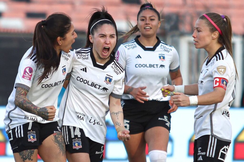 Jugadoras de Colo-Colo femenino celebrando un gol.