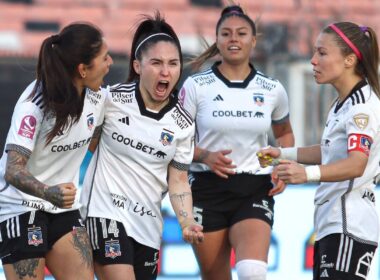 Jugadoras de Colo-Colo femenino celebrando un gol.