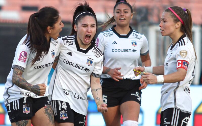 Jugadoras de Colo-Colo femenino celebrando un gol.