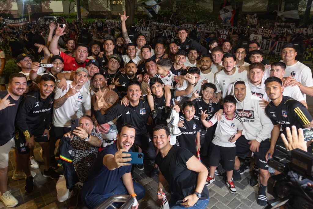 Jugadores de Colo-Colo en medio de arengazo en Barranquilla.