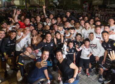 Jugadores de Colo-Colo en medio de arengazo en Barranquilla.