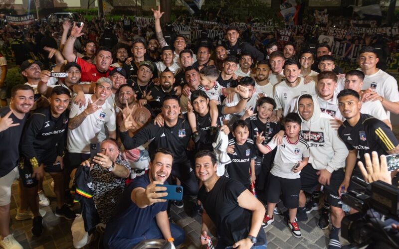 Jugadores de Colo-Colo en medio de arengazo en Barranquilla.