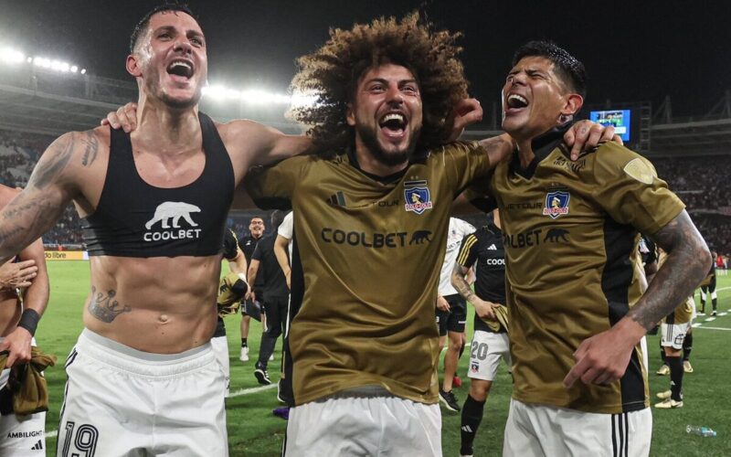 Jugadores de Colo-Colo celebrando el triunfo sobre Junior en Colombia y la clasificación a los cuartos de final de la Copa Libertadores.