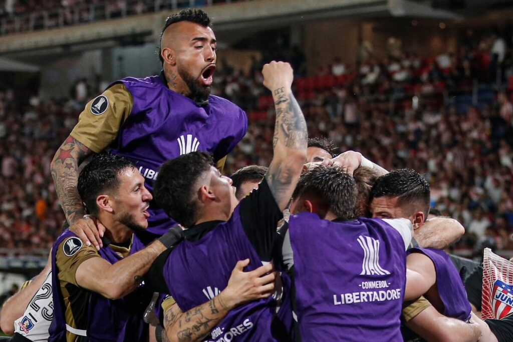 Jugadores de Colo-Colo festejando el triunfo sobre Junior de Barranquilla y la clasificación a cuartos de final de la Copa Libertadores.