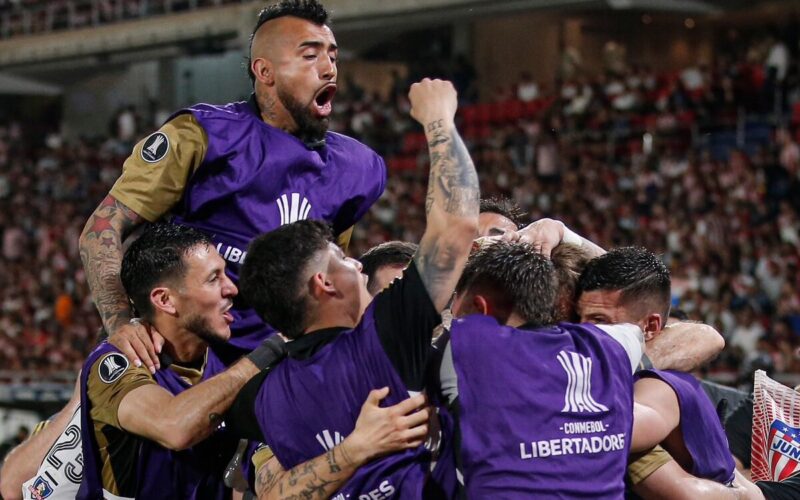 Jugadores de Colo-Colo festejando el triunfo sobre Junior de Barranquilla y la clasificación a cuartos de final de la Copa Libertadores.