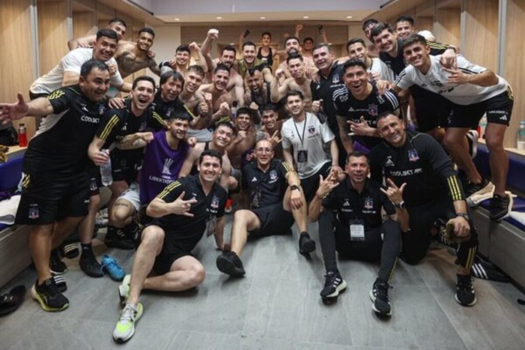 Jugadores de Colo-Colo posando en una foto grupal en el camarín.